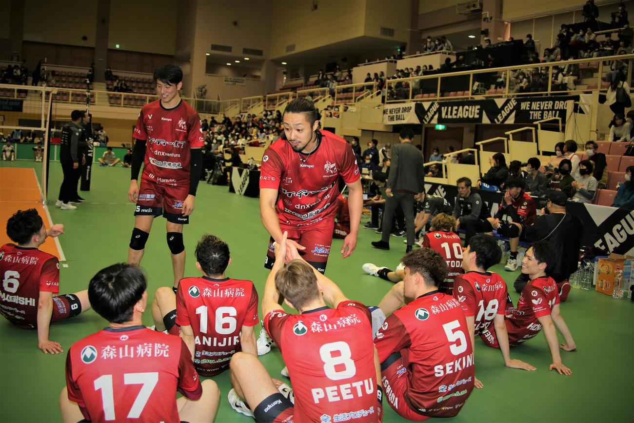 ヴォレアス北海道の佐々木主将（中央）は、試合後に全メンバーと握手（撮影・中島洋尚）2023年4月9日