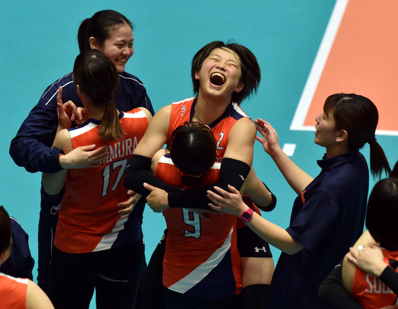 試合後、草島と抱き合って喜ぶ前田（中央）