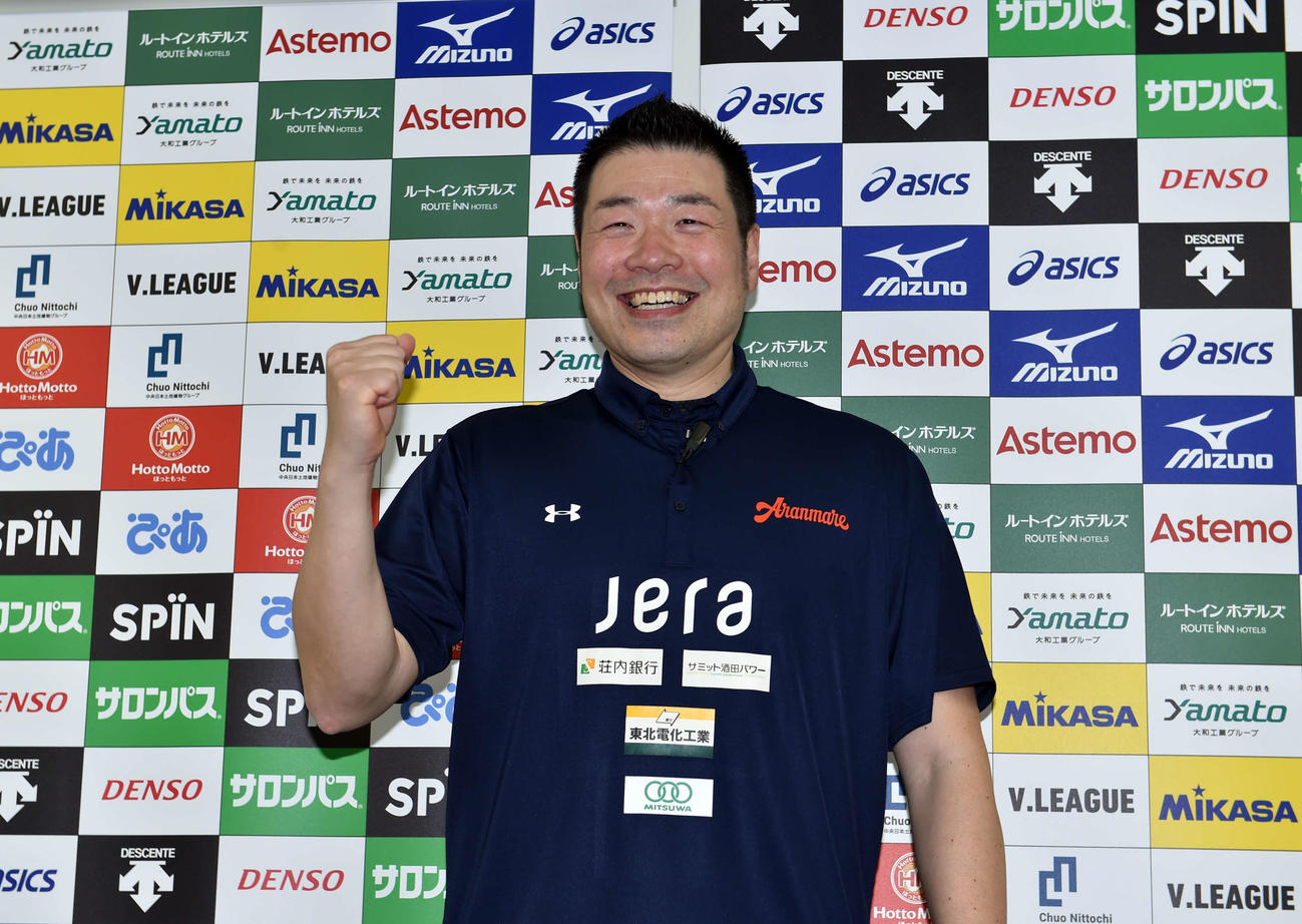 アランマーレ山形対姫路　V1昇格を喜ぶアランマーレ山形・北原監督（撮影・相沢孔志）