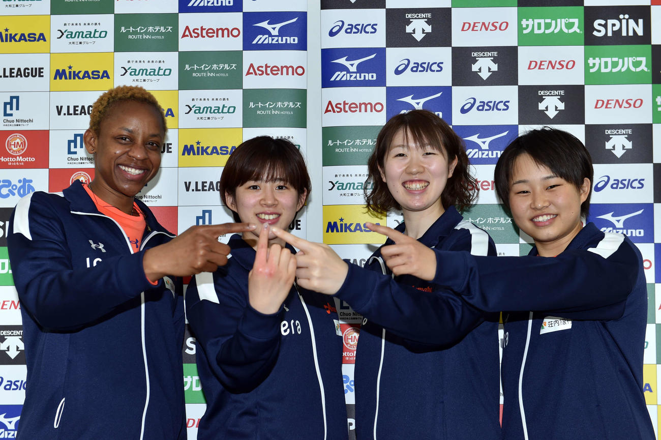 アランマーレ山形対姫路　V1昇格を喜ぶアランマーレ山形の左からメソマチ、木村、伊藤、前田（撮影・相沢孔志）