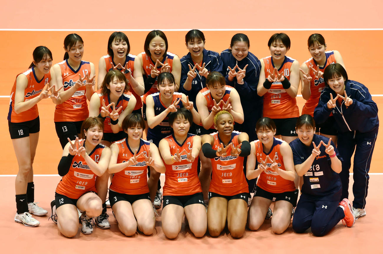 V1昇格を決めたアランマーレ山形の前列左から石盛、木村、前田、メソマチ、草島、田村、2列目左から伊藤、有薗、長尾、工藤、後列左から佐藤、岡村、菅原、宮本、角田、小野山、柳沢、有村（撮影・相沢孔志）