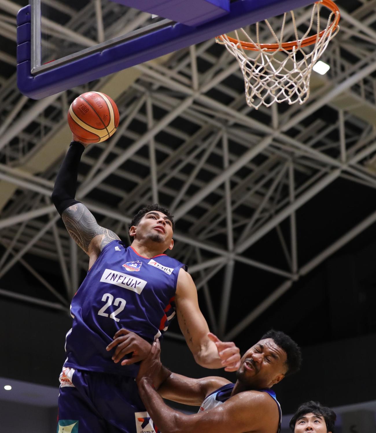 第4Q、豪快なダンクシュートを決める青森マックス・ヒサタケ（C）B.LEAGUE