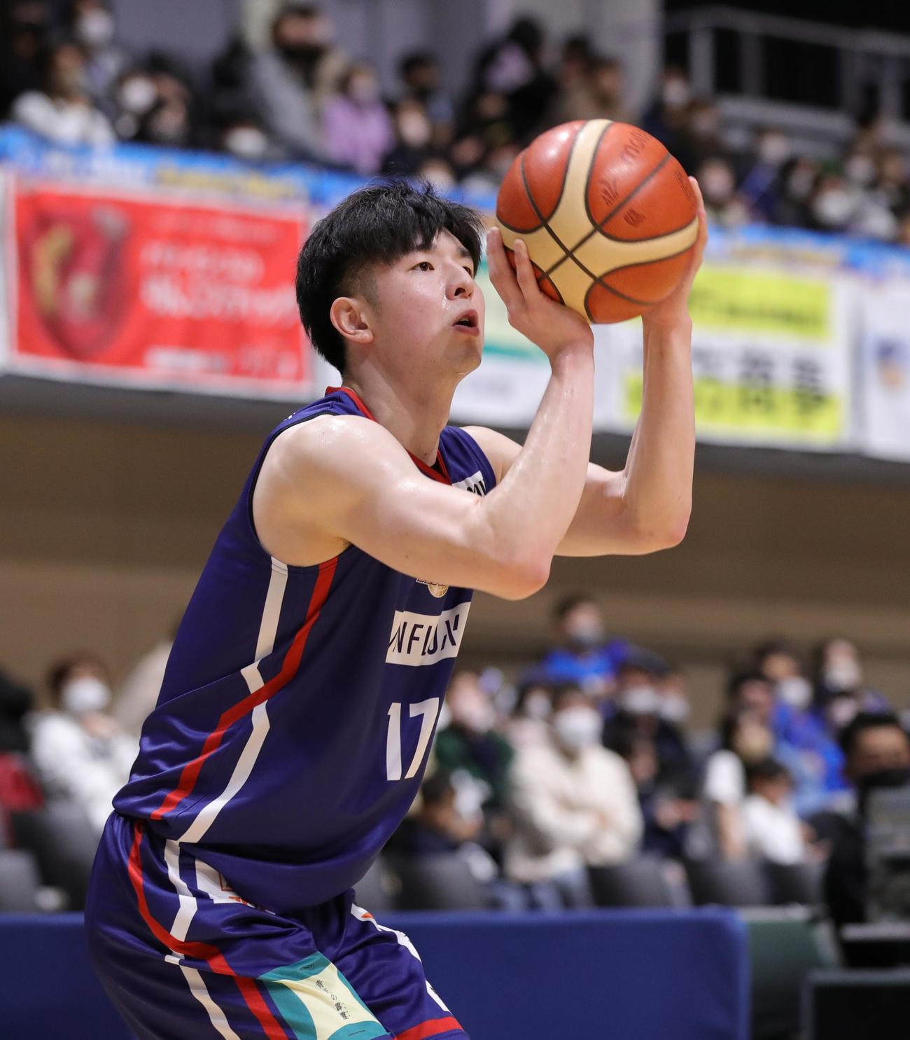 第2Q、3点シュートを狙う青森常田（C）B.LEAGUE