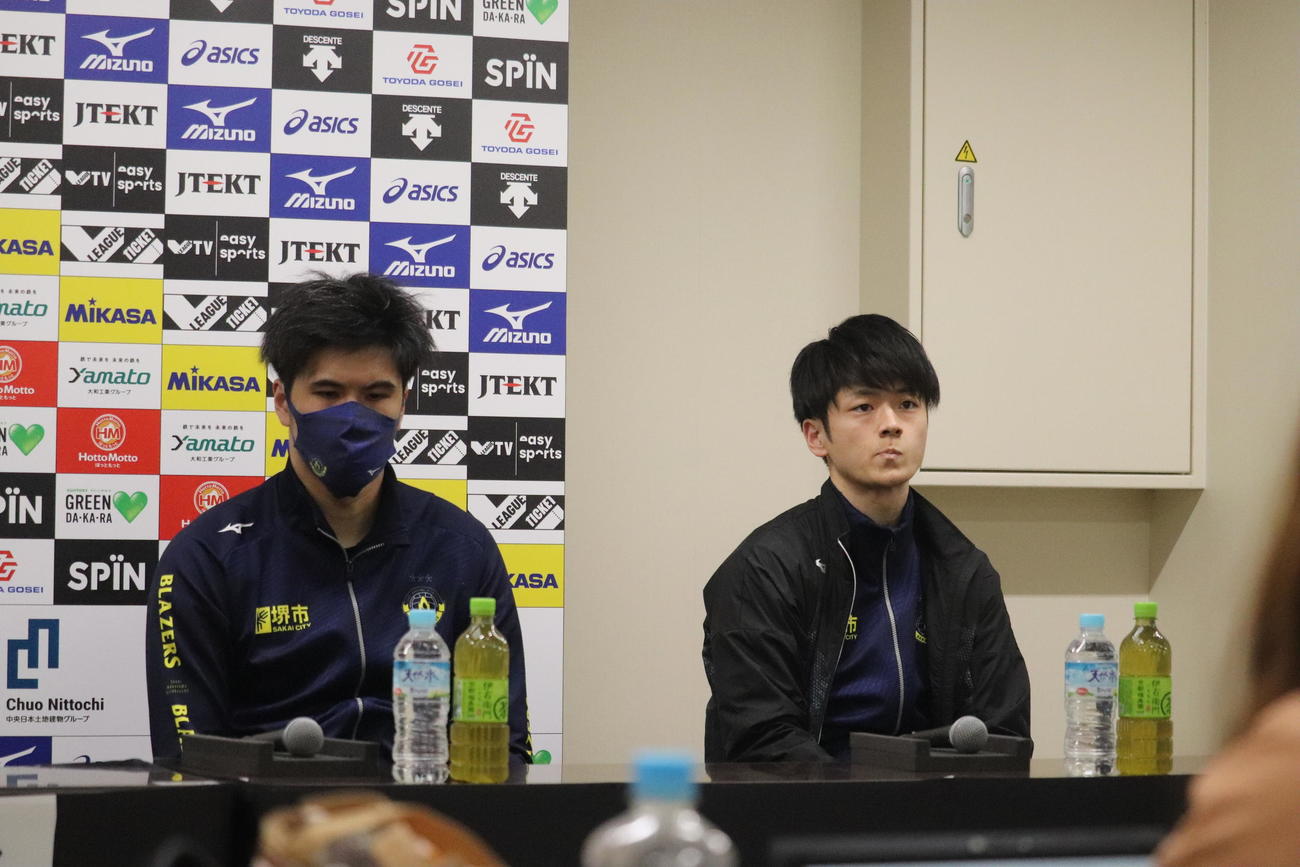会見に出席した、左から出耒田敬、迫田郭志（撮影・竹本穂乃加）