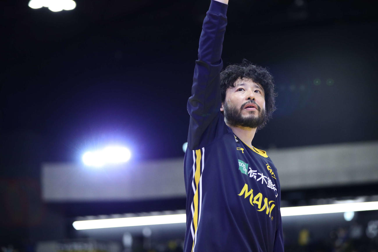 宇都宮対茨城　ファンの声援にこたえる宇都宮の田臥勇太（コピーライトBLEAGUE）