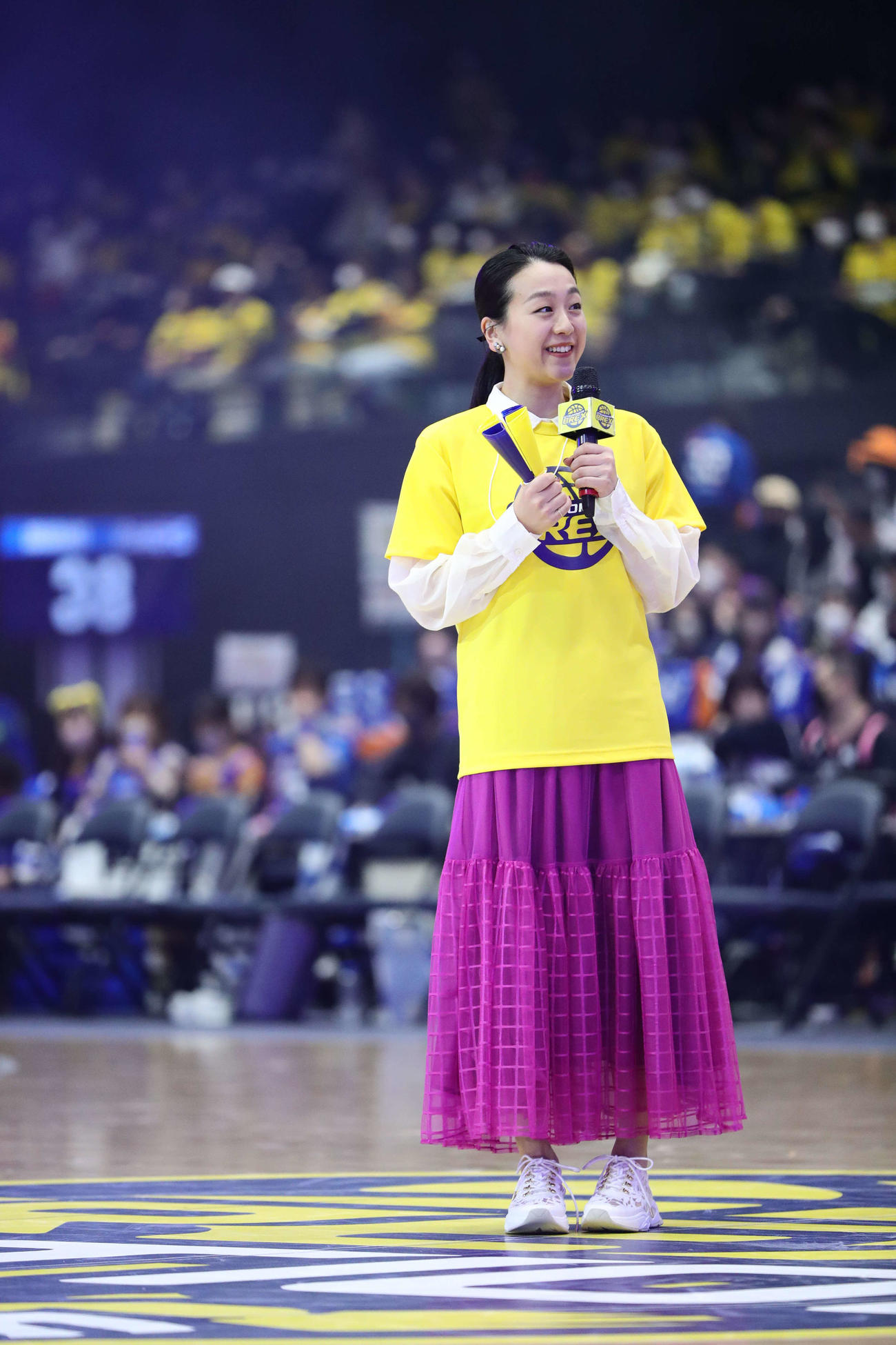 アイスショーのPRもかねて宇都宮茨城戦に来場し、ハーフタイムにあいさつする浅田真央さん（コピーライトBLEAGUE）
