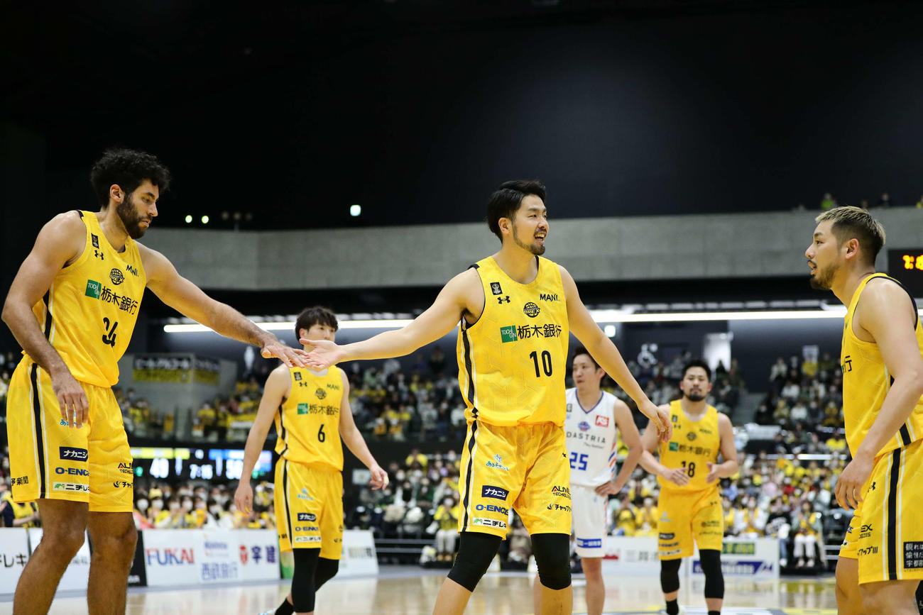 宇都宮対茨城　今季2度目の2けた得点をマークした宇都宮の竹内公輔（中）（コピーライトBLEAGUE）