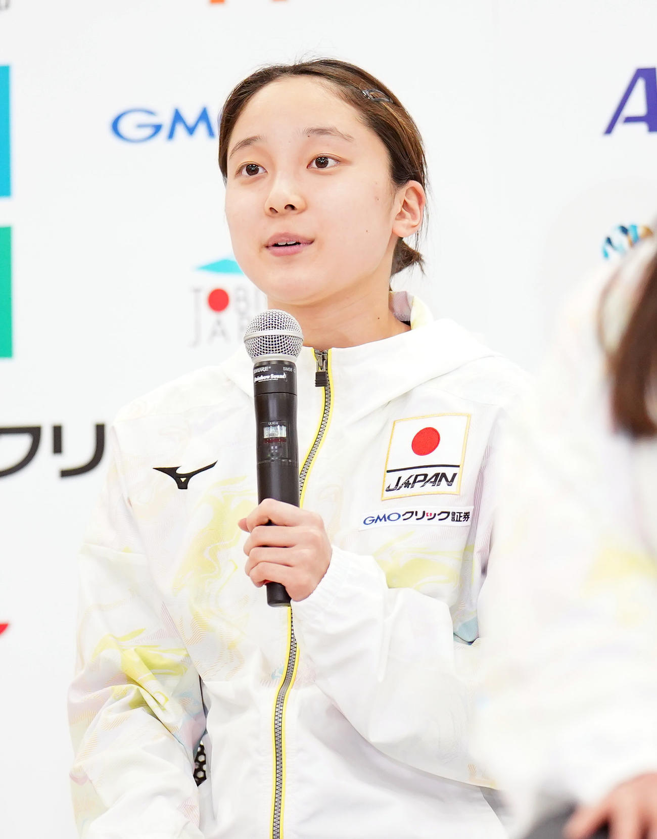 世界水泳の日本代表発表会見であいさつする成田（撮影・狩俣裕三）