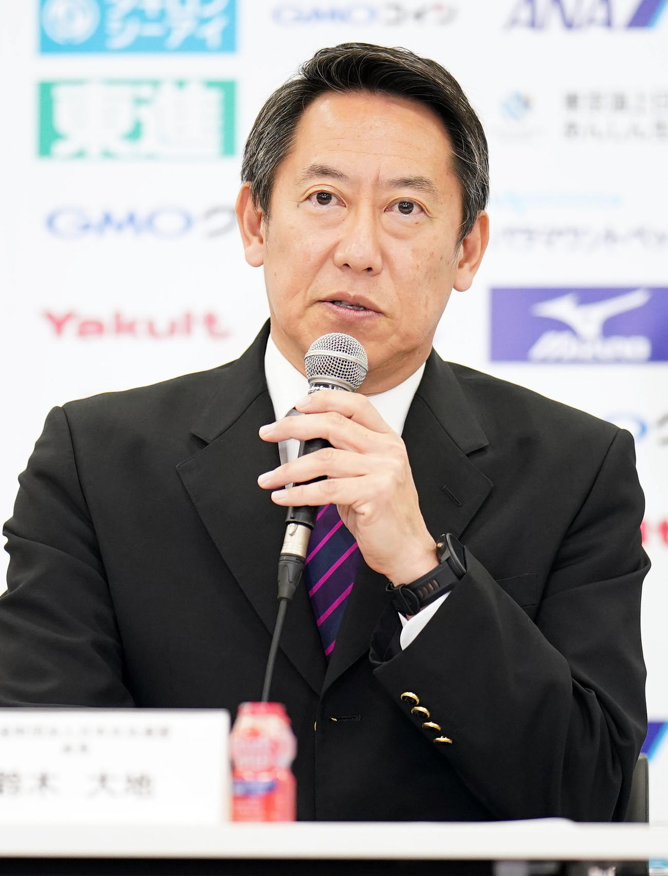 世界水泳の日本代表発表会見であいさつする鈴木会長（撮影・狩俣裕三）