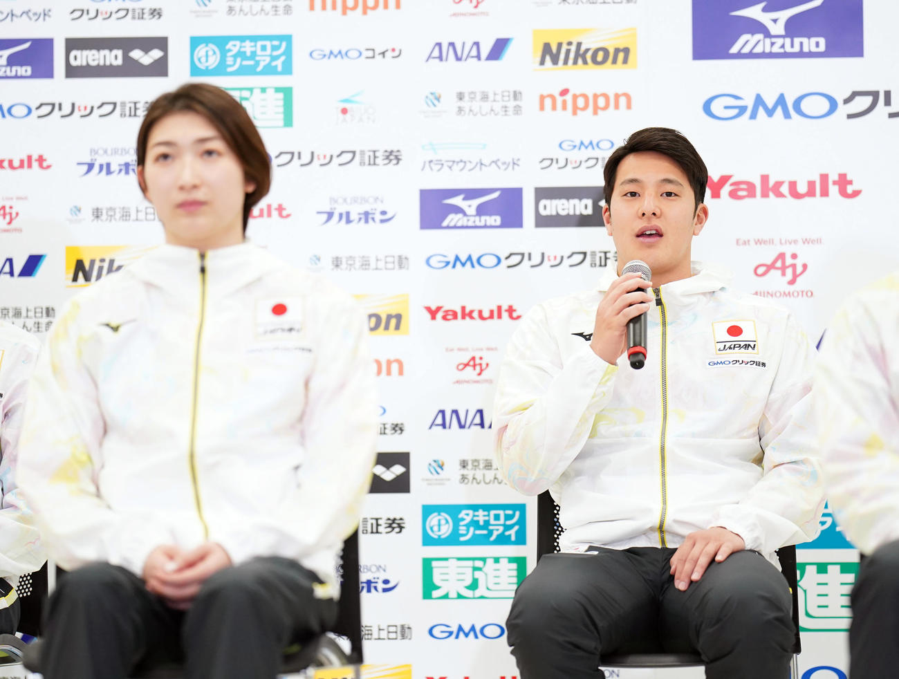 世界水泳の日本代表発表会見で質問に答える瀬戸（右）。手前は池江（撮影・狩俣裕三）