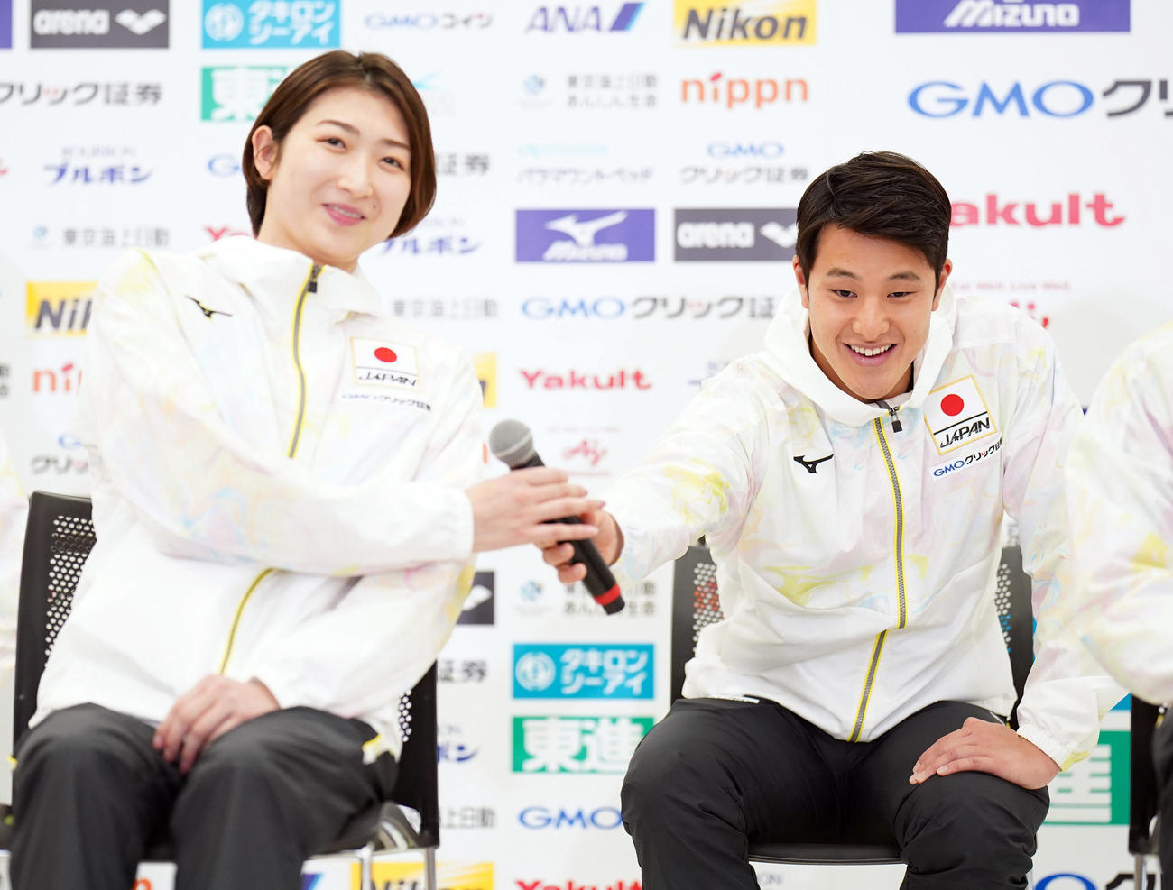 世界水泳の日本代表発表会見で池江（左）にマイクを渡す瀬戸（撮影・狩俣裕三）