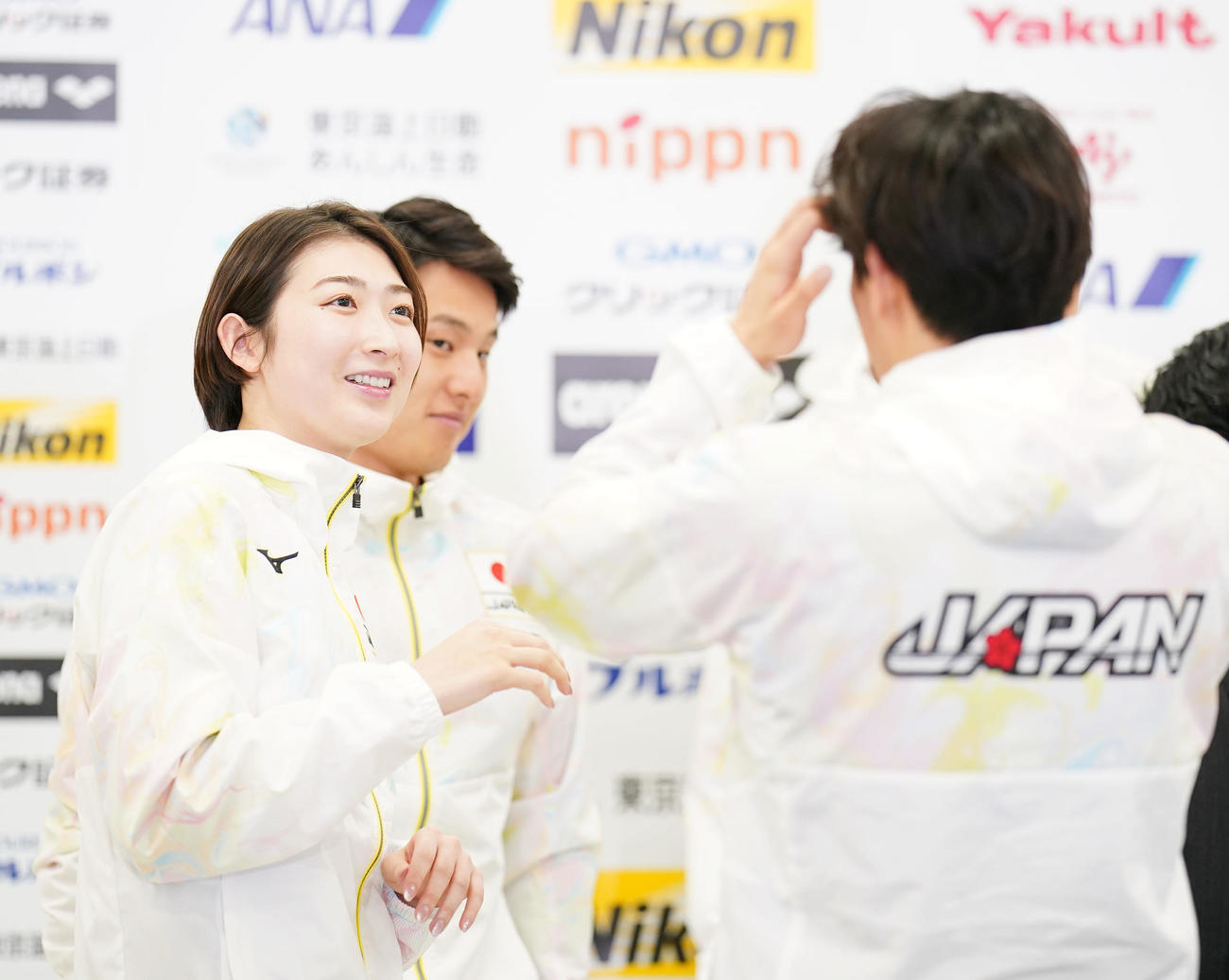 世界水泳の日本代表発表会見で本多（右）のヘアスタイルをいじる池江（撮影・狩俣裕三）