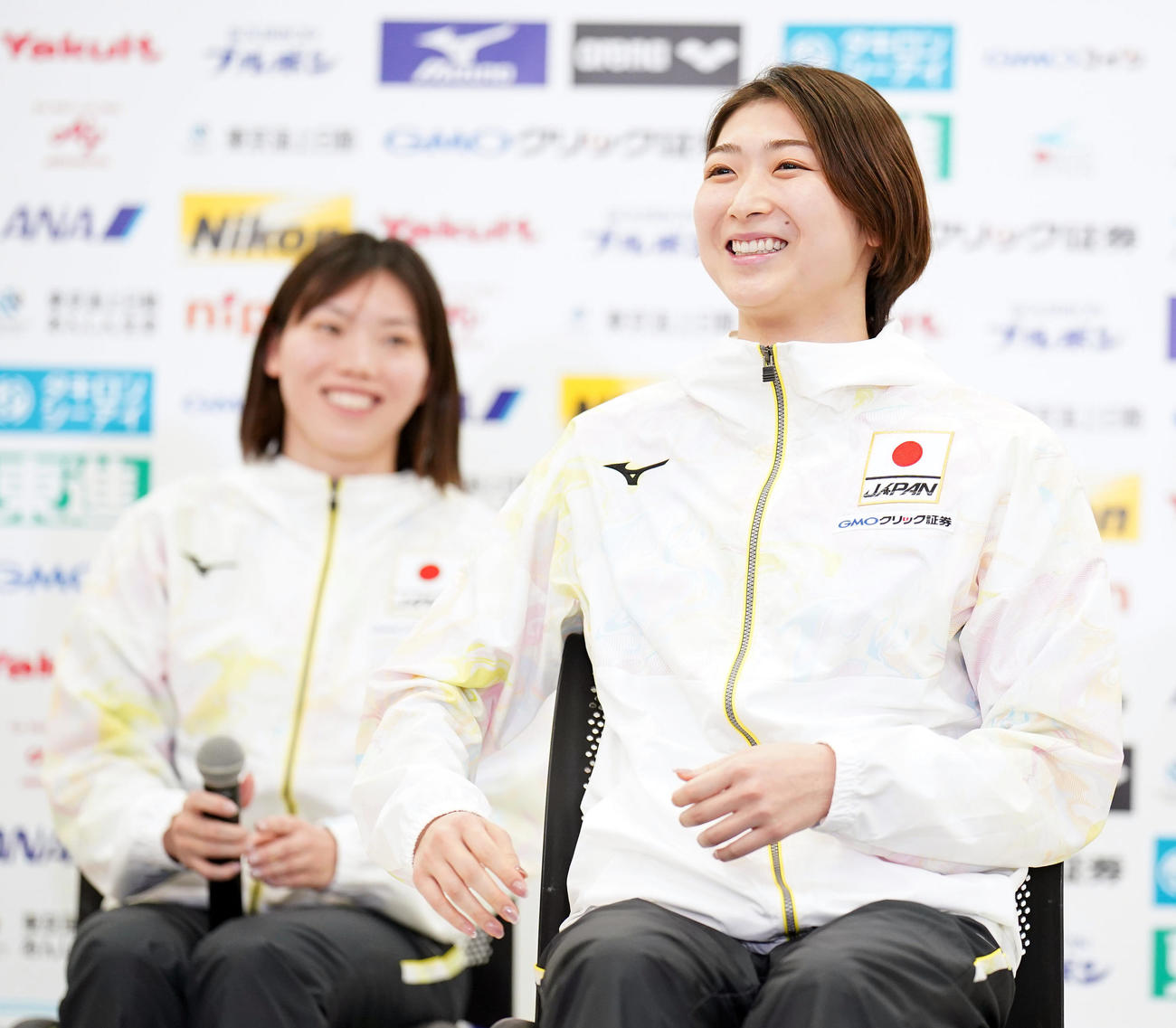 世界水泳の日本代表発表会見で笑顔を見せる池江（手前）。左は青木（撮影・狩俣裕三）