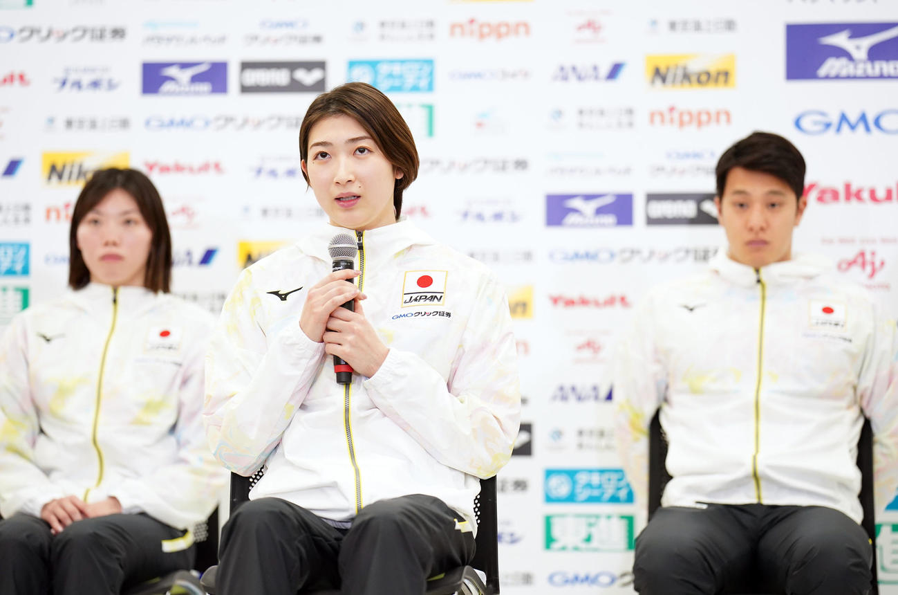 日本代表発表会見で世界水泳の思いを語る池江（中央）。左は青木、右は瀬戸（撮影・狩俣裕三）