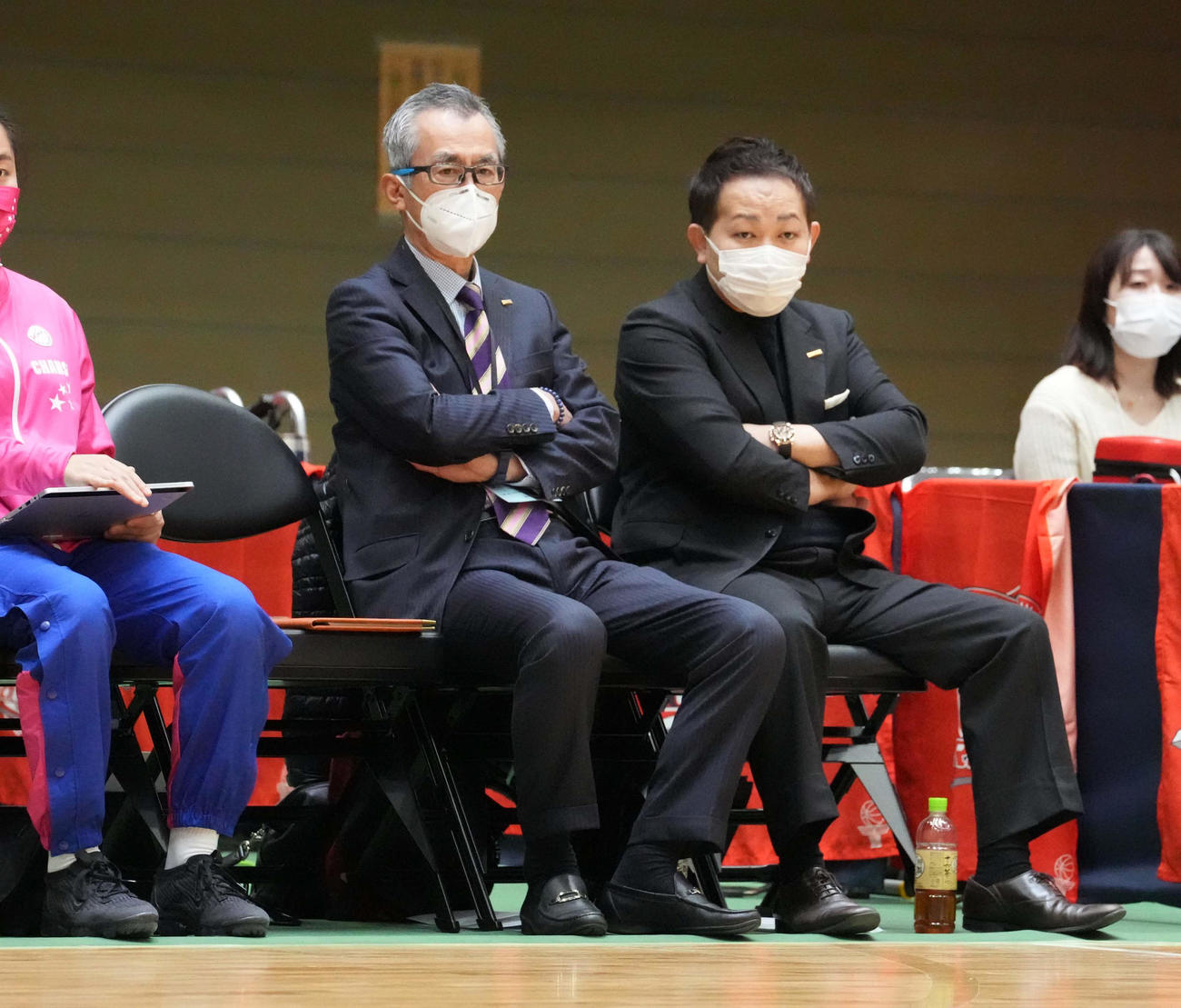 2月25日、Wリーグの富士通戦で、ベンチから戦況を見つめるシャンソン化粧品の杉山部長（左）と川村代表
