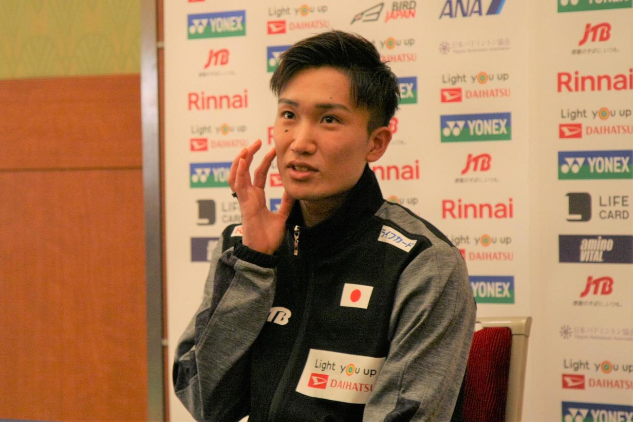 5月から始まるバドミントンのパリ五輪選考レースを前に取材対応する桃田（撮影・藤塚大輔）