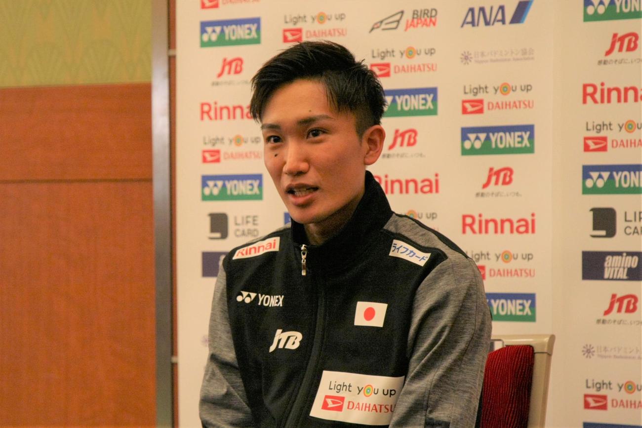 5月から始まるバドミントンのパリ五輪選考レースを前に取材対応する桃田（撮影・藤塚大輔）