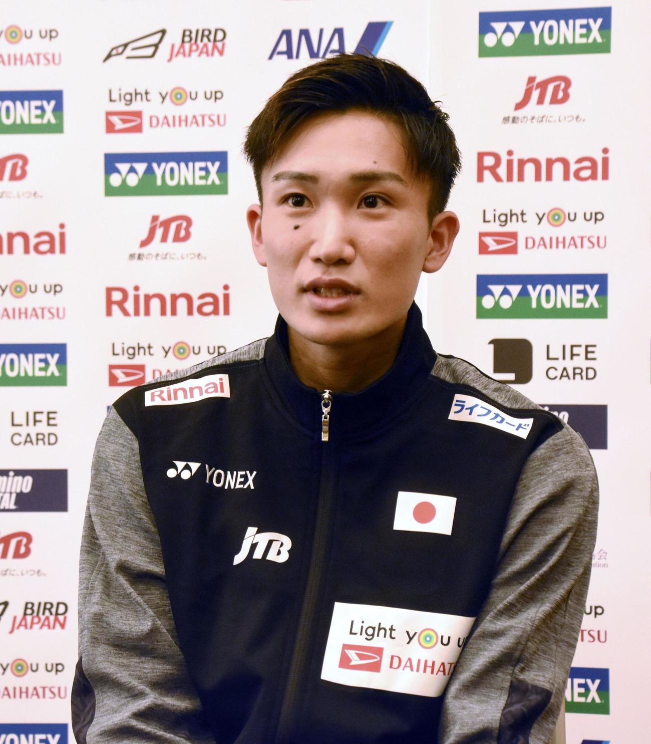取材に応じるバドミントン男子の桃田賢斗（共同）