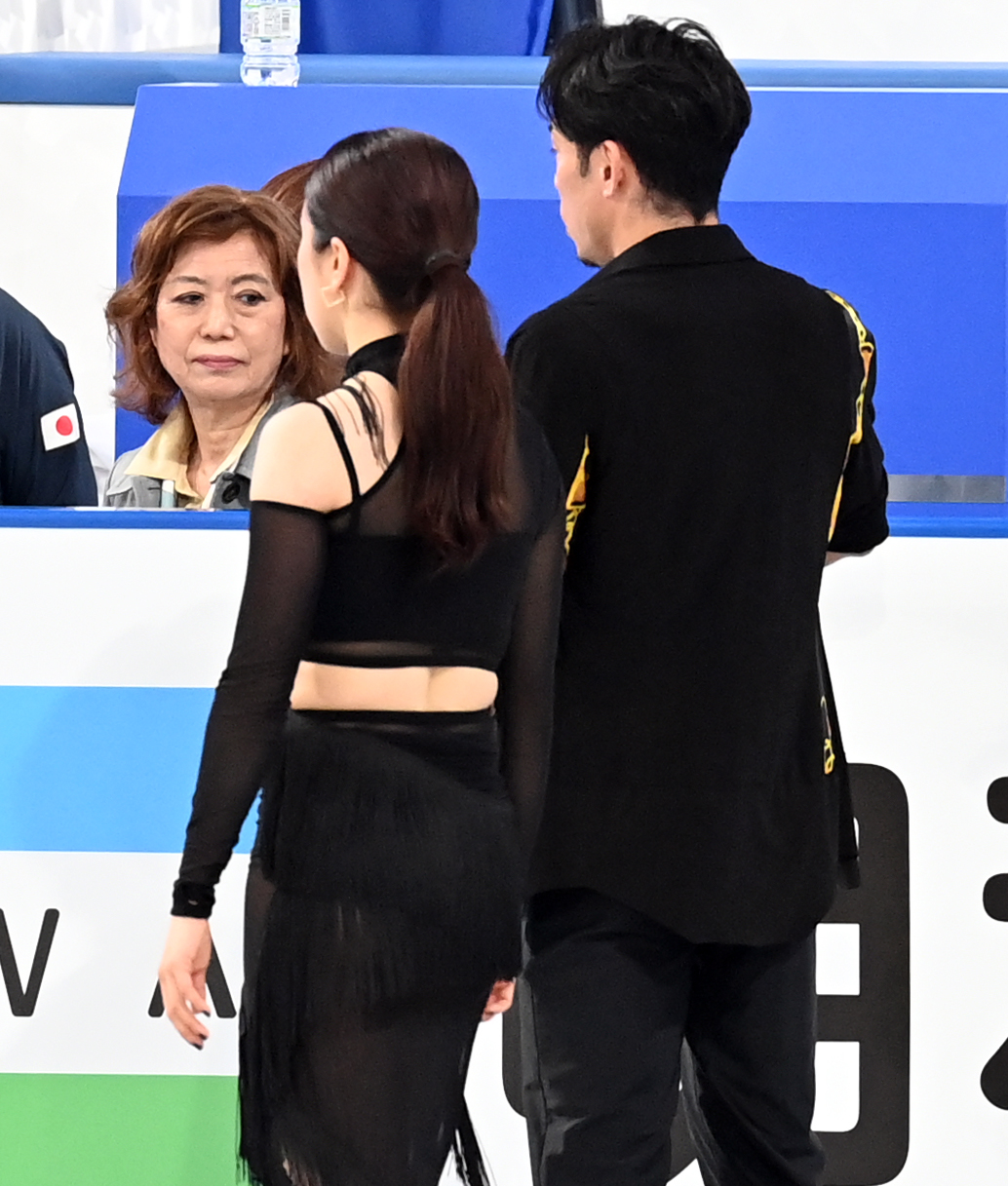 アイスダンスの村元・高橋組に付く長光臨時コーチ（撮影・たえ見朱実）