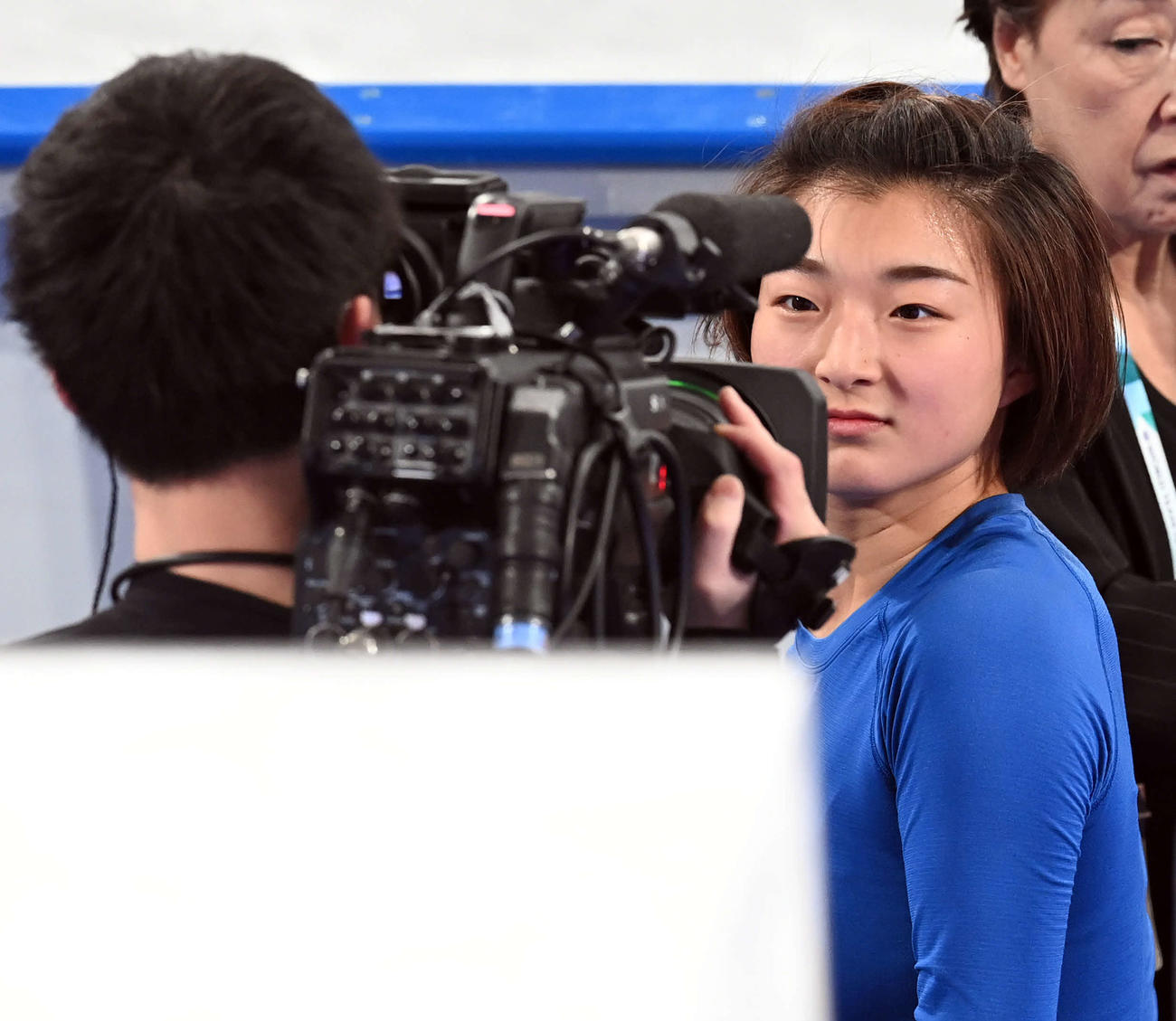 練習終了後、テレビカメラを見つめる坂本（撮影・たえ見朱実）