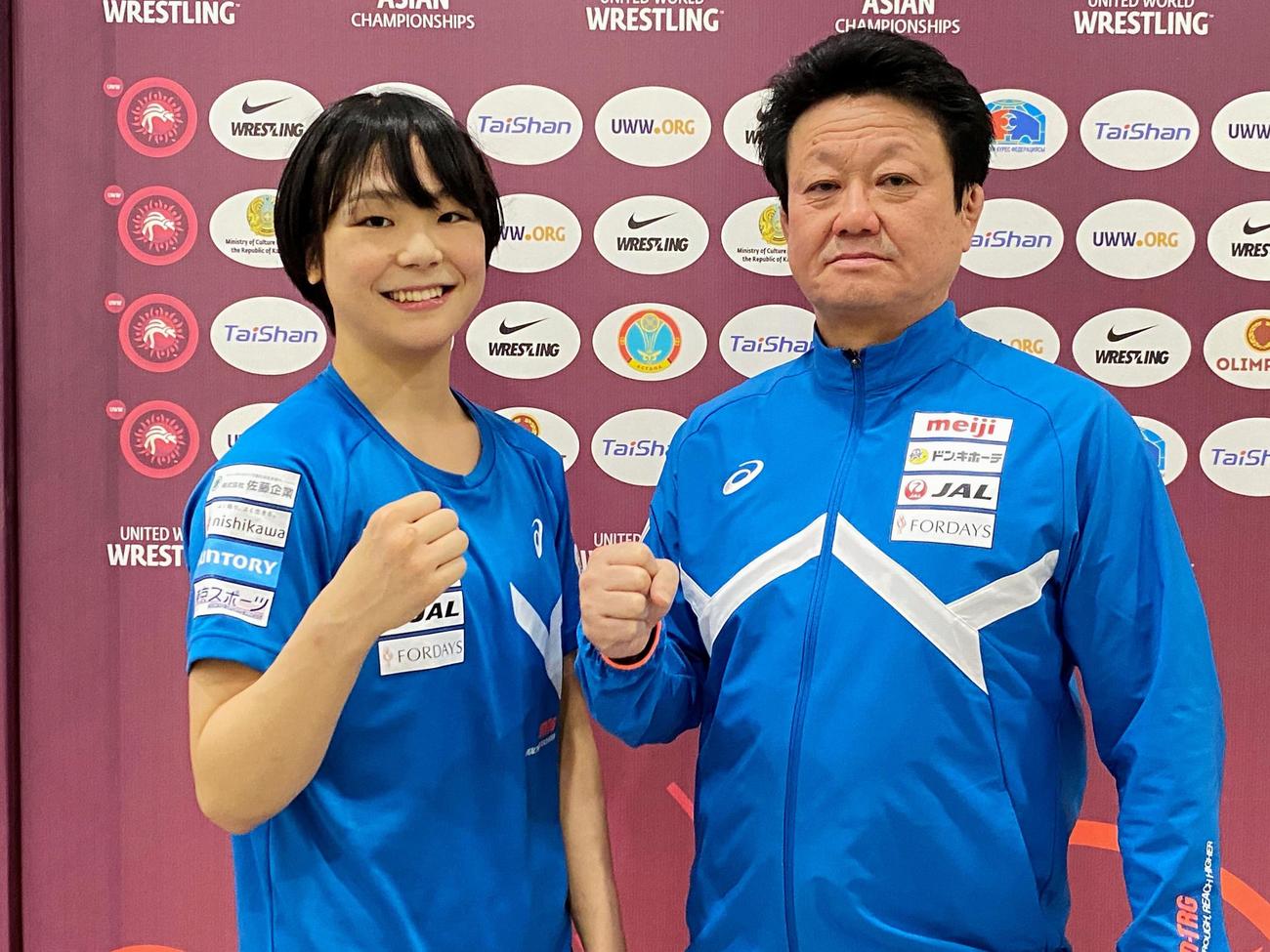 女子53 キロ 級で優勝し、吉田沙保里が記録した119連勝に並び笑顔の藤波朱理。右はコーチで父の俊一氏（共同）