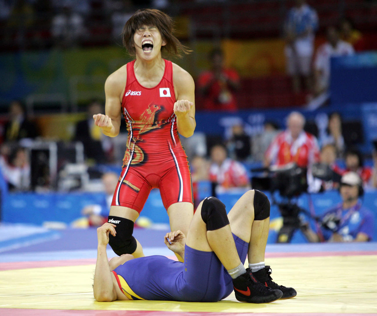 北京五輪レスリング女子フリースタイル55キロ級決勝　中国の許莉（下）に勝利して金メダルを獲得し絶叫する吉田沙保里（08年8月）
