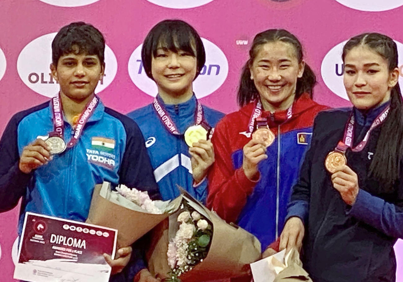 女子53キロ級で優勝し、メダルを掲げる藤波（左から2人目）（共同）