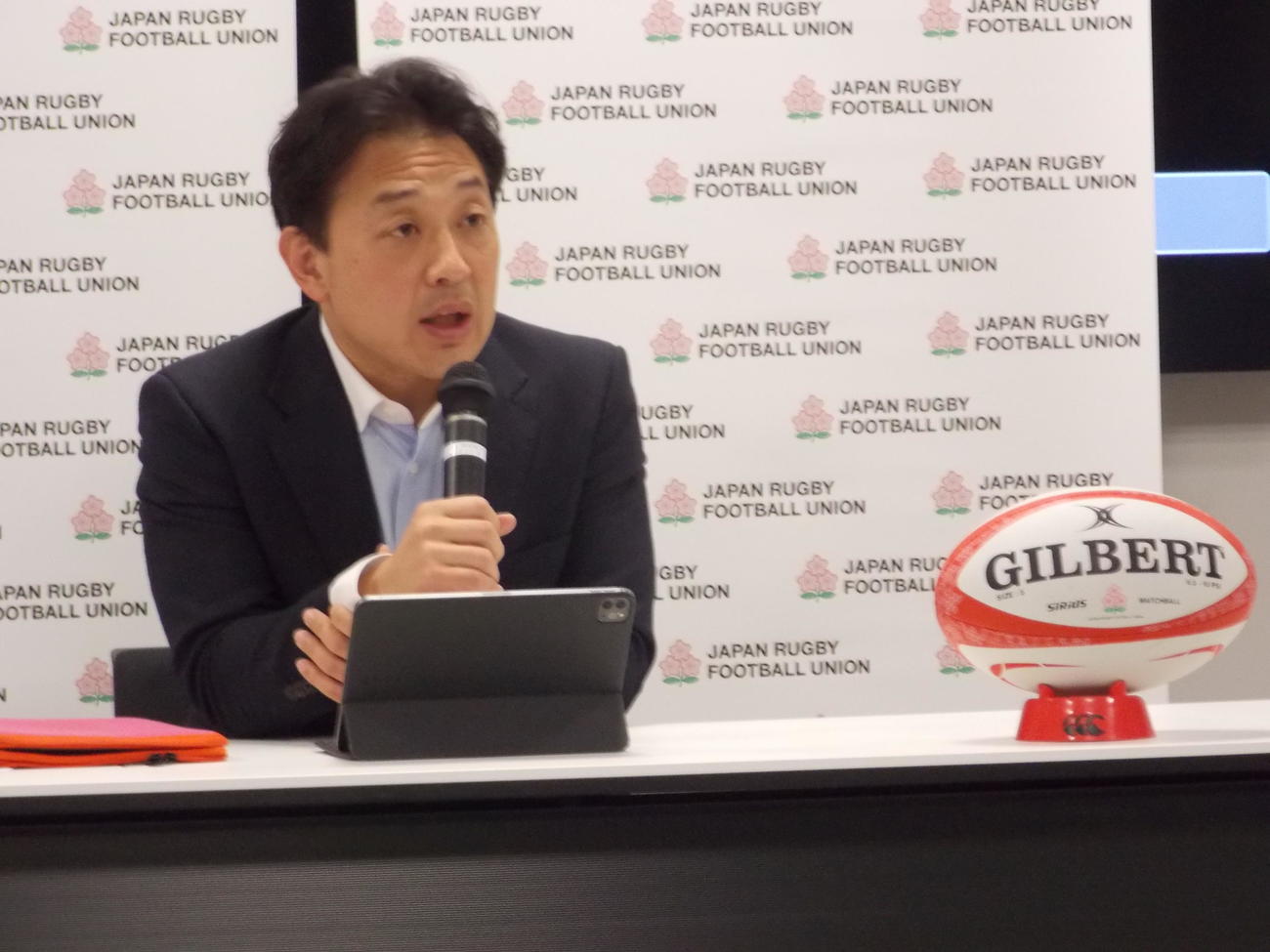 理事会後に内容を説明した日本ラグビー協会の岩渕健輔専務理事（撮影・松本航）