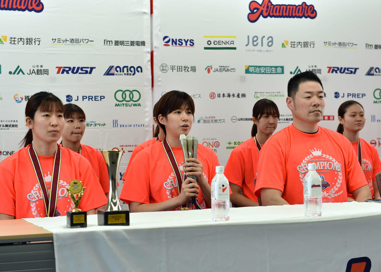 報告会見であいさつする木村主将（中央）