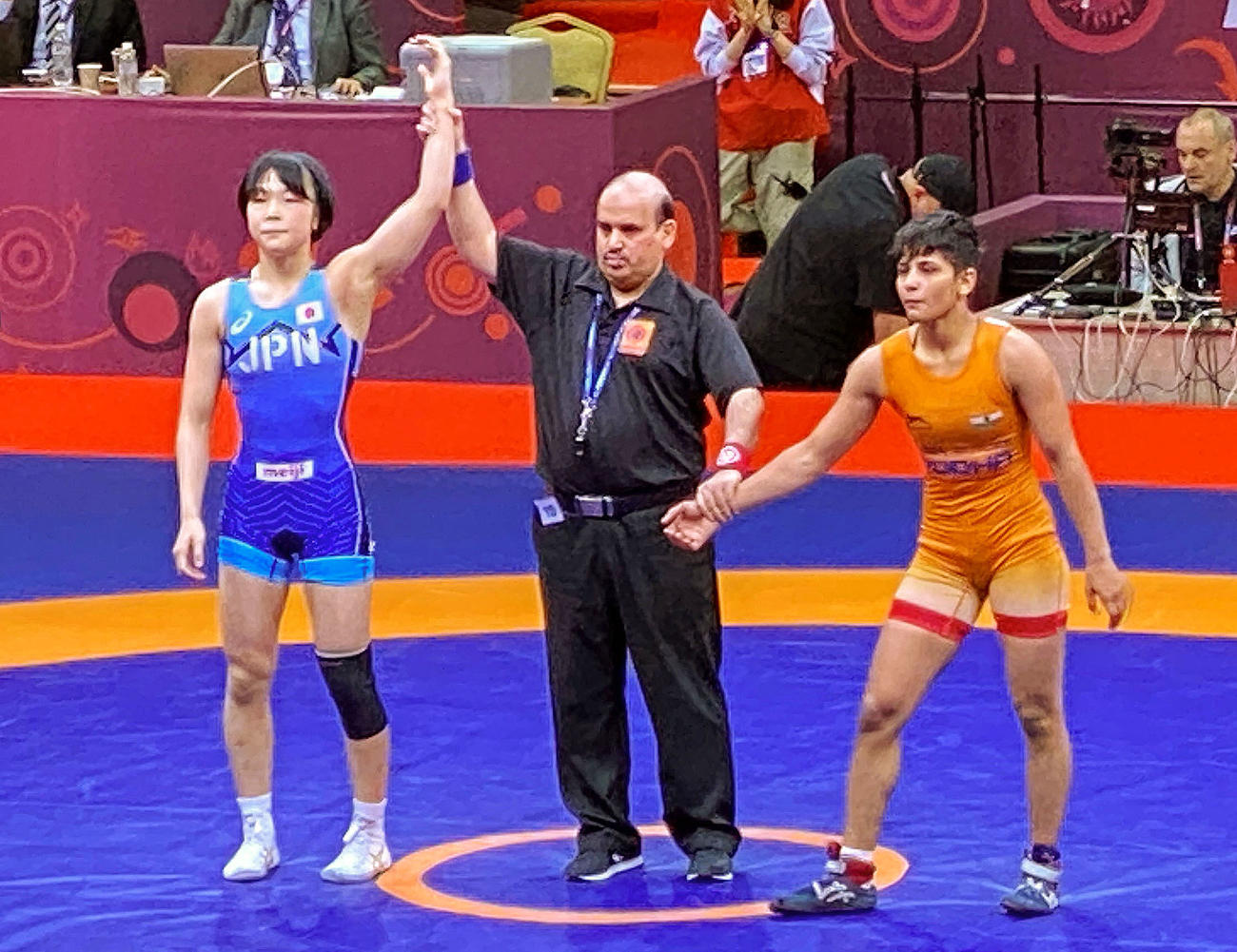 女子53 キロ 級で優勝し、吉田沙保里が記録した119連勝に並んだ藤波朱理（左）（共同）