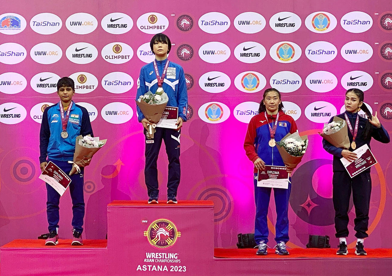 女子53 キロ 級で優勝し、表彰台に立つ藤波朱理（左から2人目）（共同）