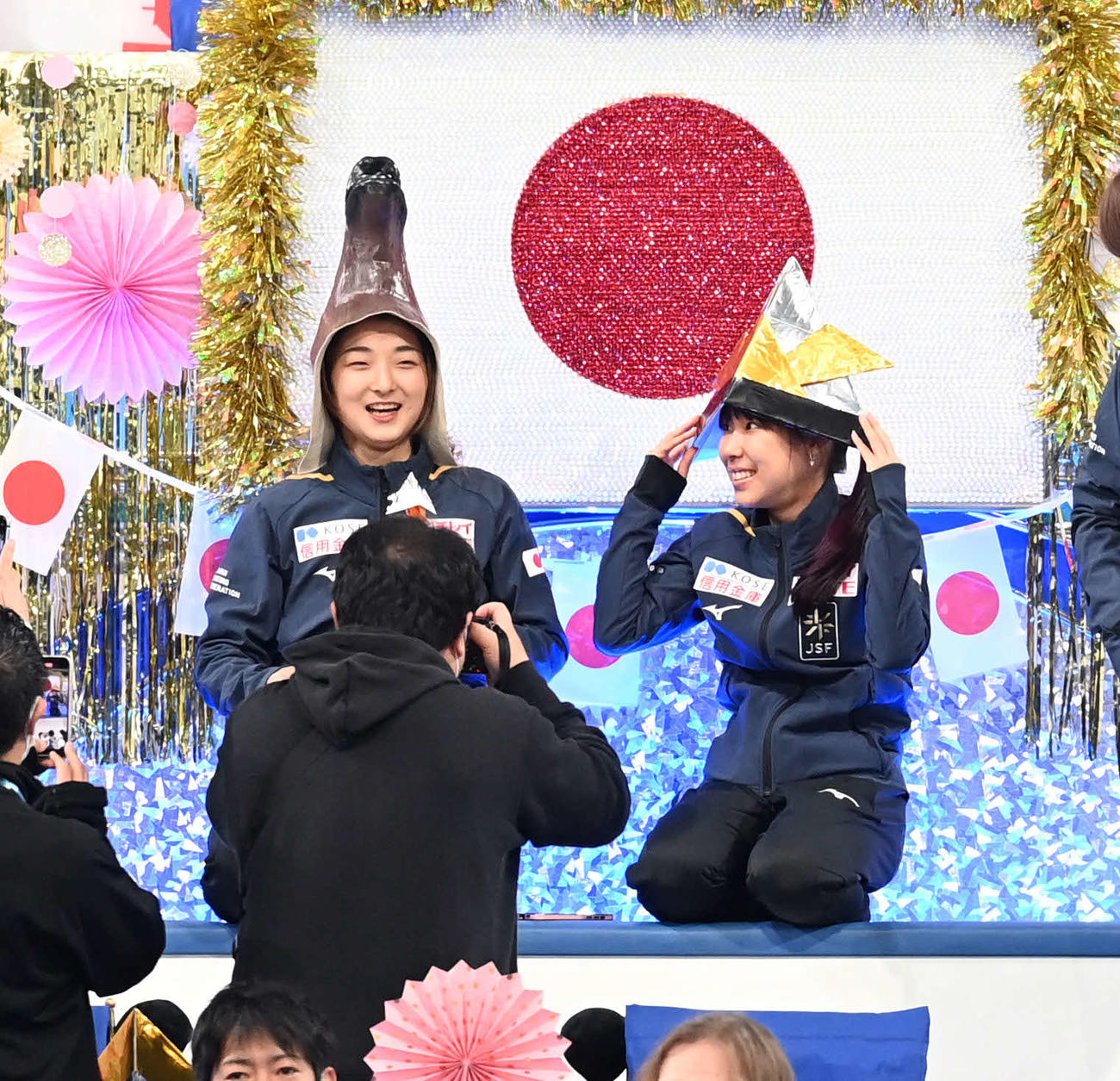 応援席で記念撮影に納まる坂本（左）と三原（撮影・たえ見朱実）