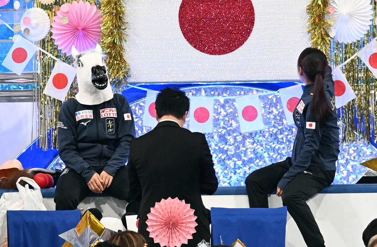 白い馬のかぶり物を着けた坂本（撮影・たえ見朱実）