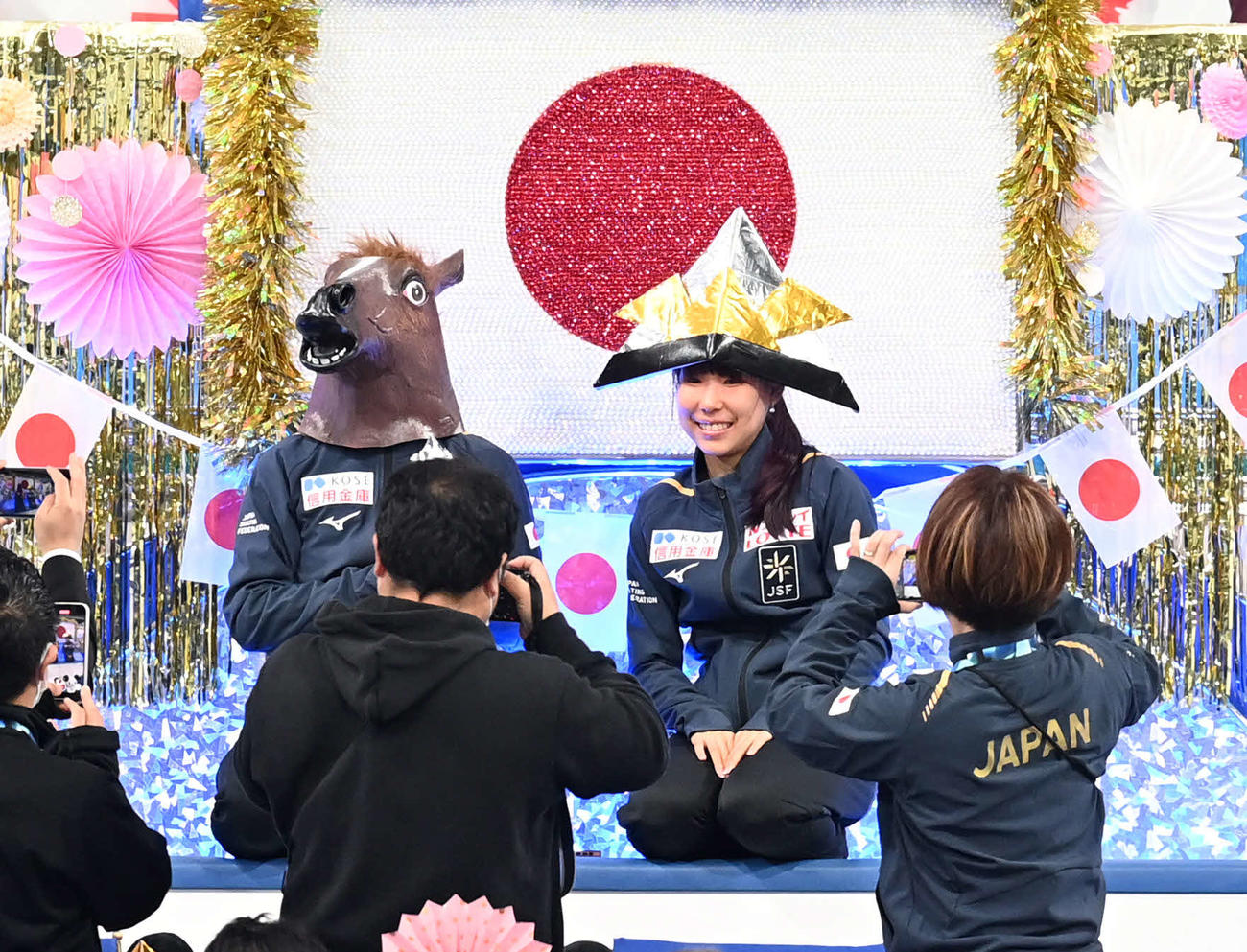 馬のかぶり物を着けた坂本（左）と記念撮影をする三原（撮影・たえ見朱実）