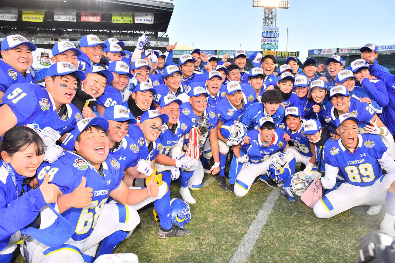 22年、関学大対早大　早大を破り甲子園ボウル5連覇を達成、喜びを爆発させる関学大の選手ら