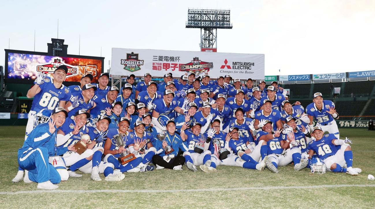 21年甲子園ボウルを制し、記念撮影する関学大