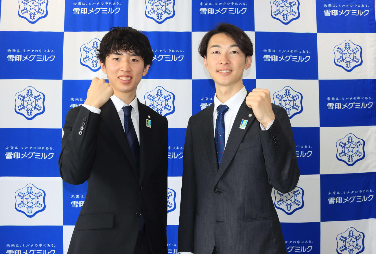 雪印メグミルク入りした中村（左）と池田（撮影・保坂果那）