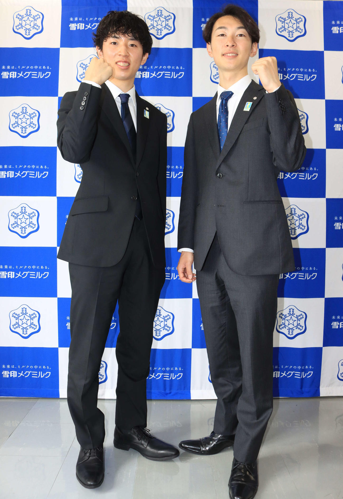 雪印メグミルク入りした中村（左）と池田（撮影・保坂果那）