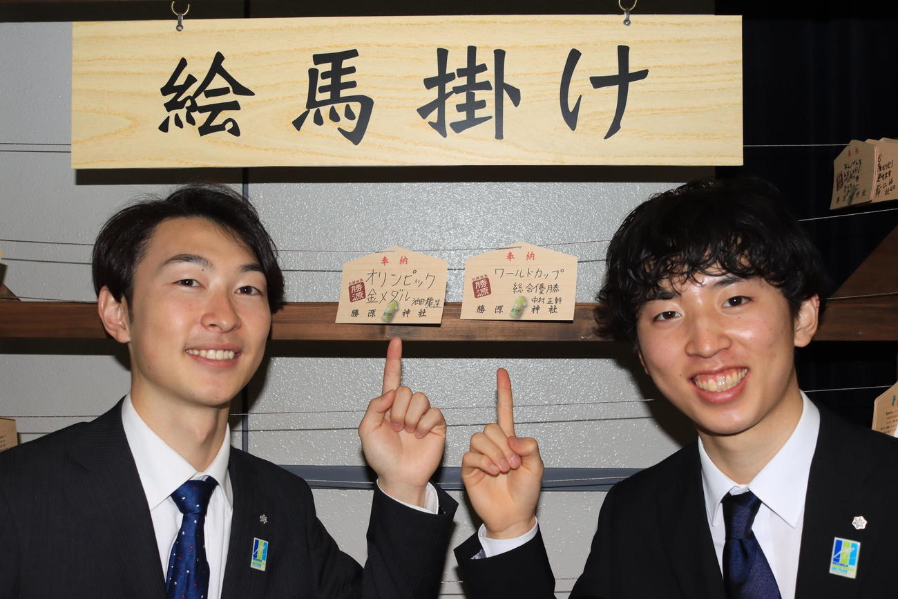雪印メグミルク入りした池田（左）と中村は絵馬に目標を書いた（撮影・保坂果那）