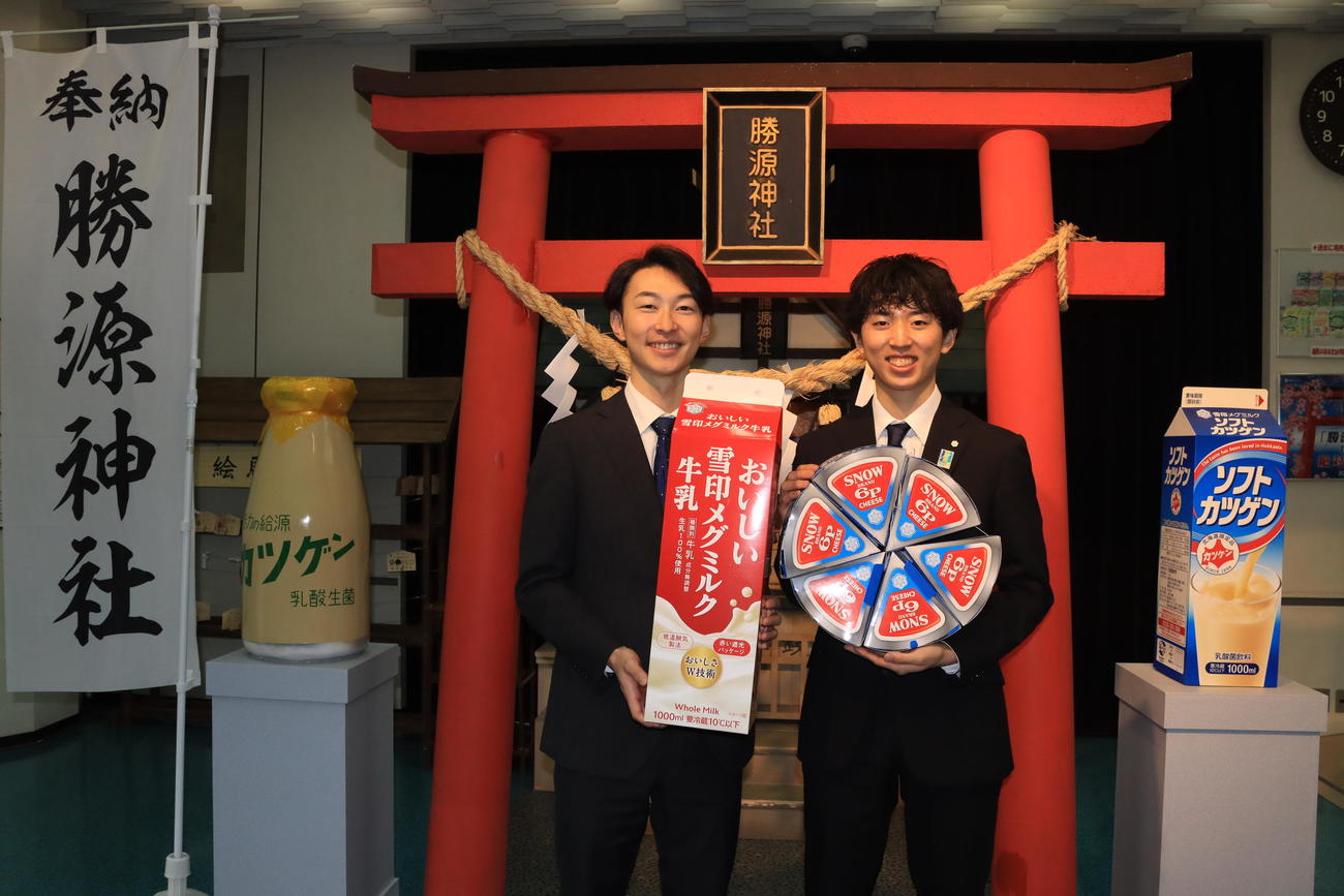 雪印メグミルク入りした池田（左）と中村（撮影・保坂果那）