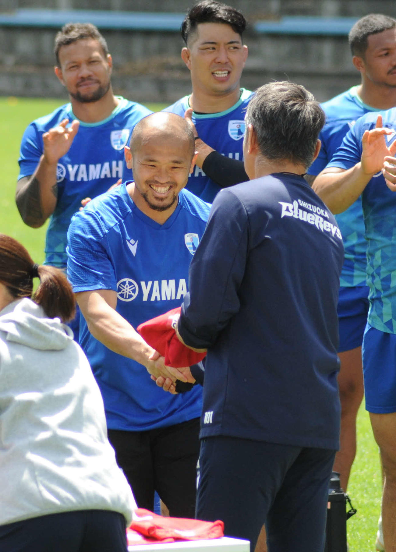 試合用ジャージーを受け取る静岡ブルーレヴズの矢富勇（手前左）