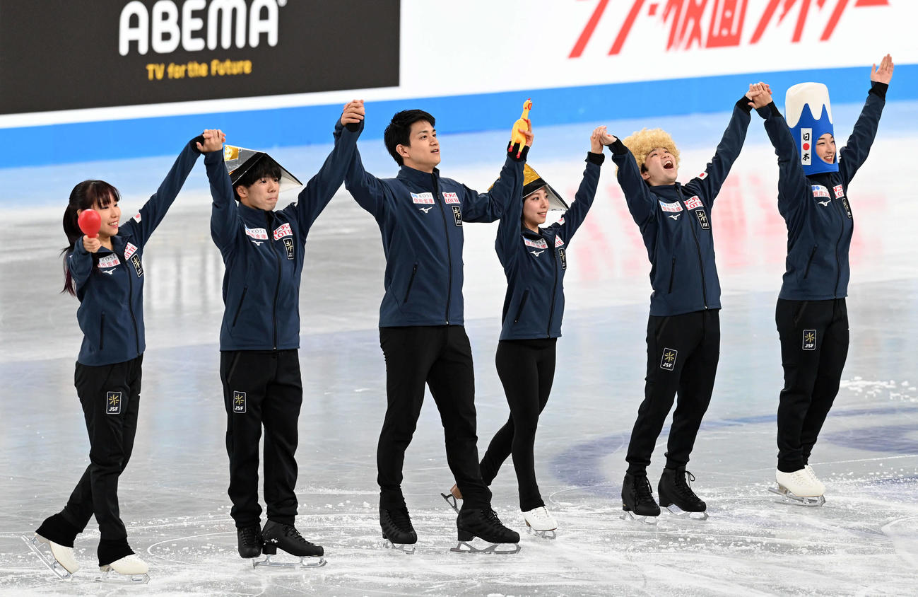 会場のファンにあいさつをする日本チーム。左から三原、佐藤、木原、三浦、友野、坂本（撮影・たえ見朱実）