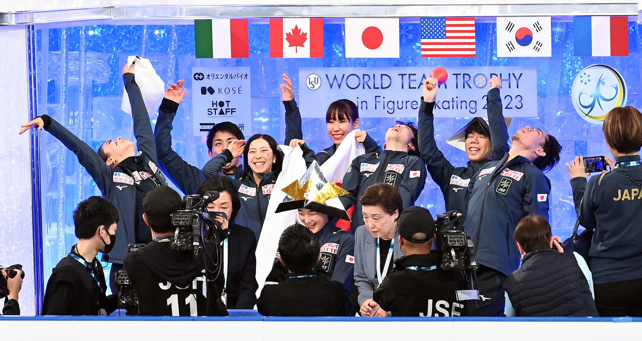 女子SP　採点を待つ間、盛り上げるチームメートに笑顔を見せる坂本（前列中央）（撮影・たえ見朱実）