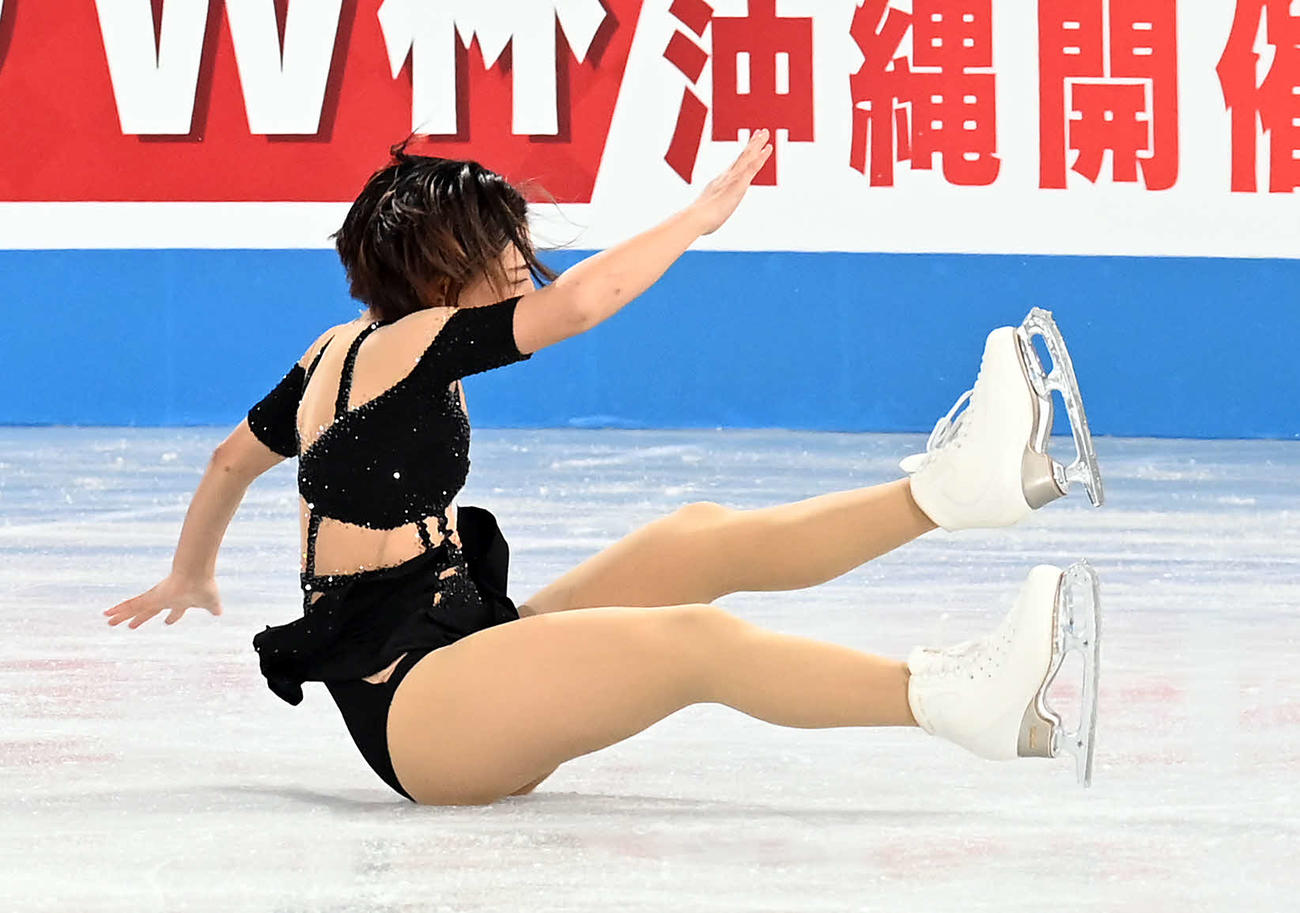 女子SPでバランスを崩し転倒する坂本（撮影・たえ見朱実）