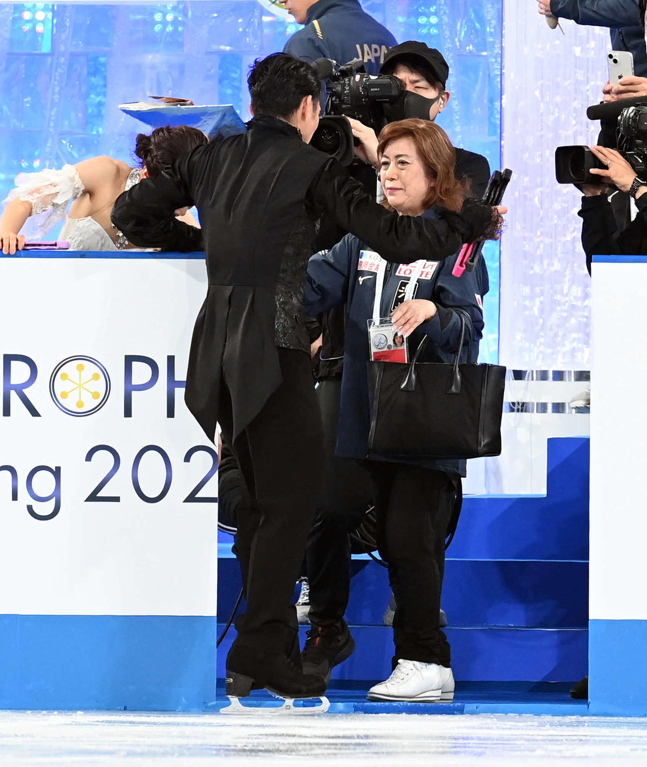 アイスダンスFD　村元・高橋組を迎える長光臨時コーチ（撮影・たえ見朱実）