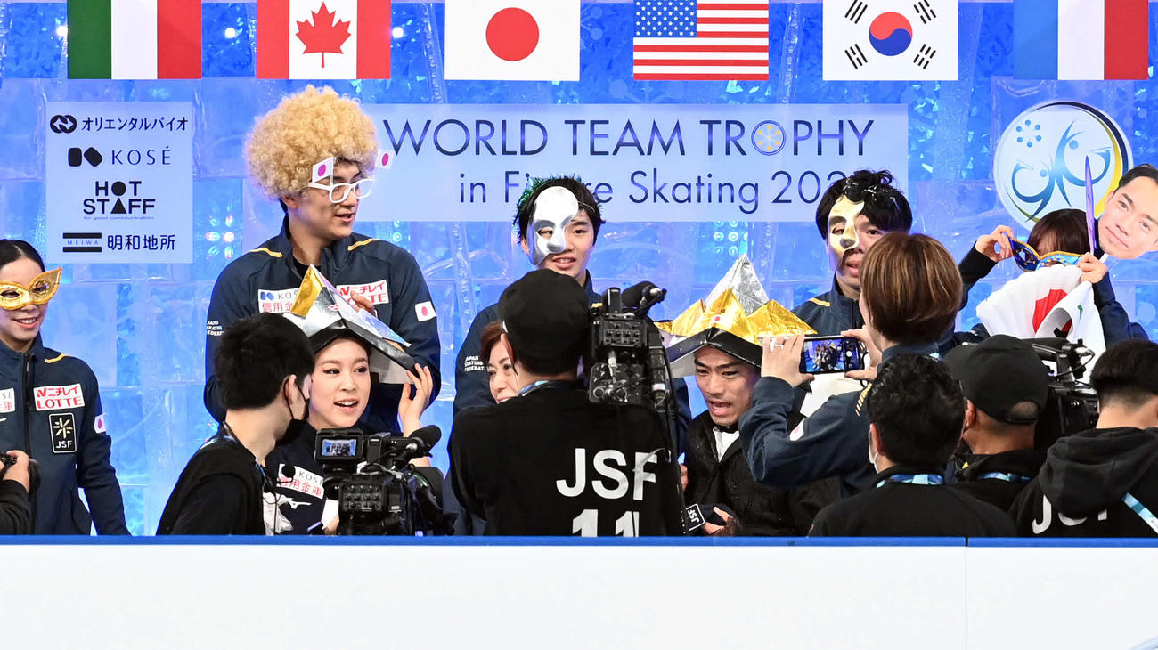 アイスダンスFD　「かぶと」をかぶり採点を待つ村元・高橋組（撮影・たえ見朱実）