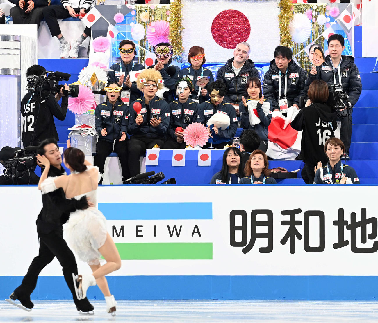 アイスダンスFD　村元・高橋組に声援を送る日本チーム（撮影・たえ見朱実）
