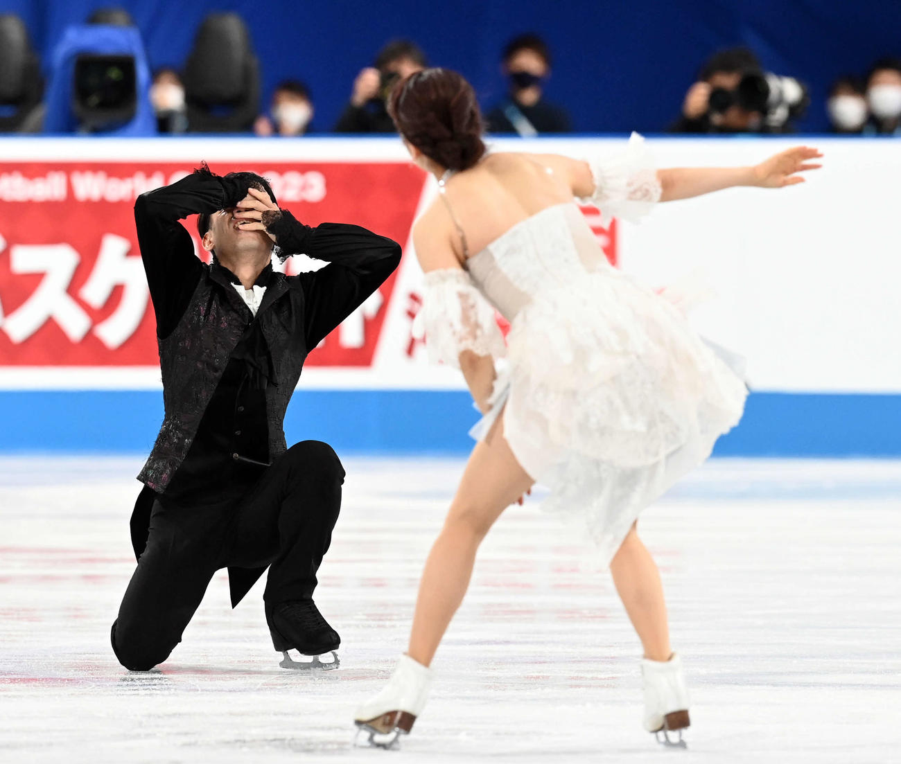 アイスダンスFD　演技終了で感極まり顔を覆う高橋。右は村元（撮影・たえ見朱実）