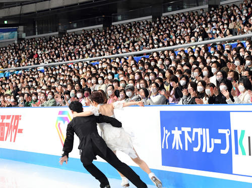 アイスダンスFD 村元・高橋組に声援を送る観客(撮影・たえ見朱実)
