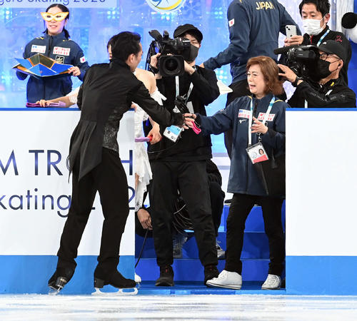 アイスダンスFD 村元・高橋組を迎える長光臨時コーチ(撮影・たえ見朱実)